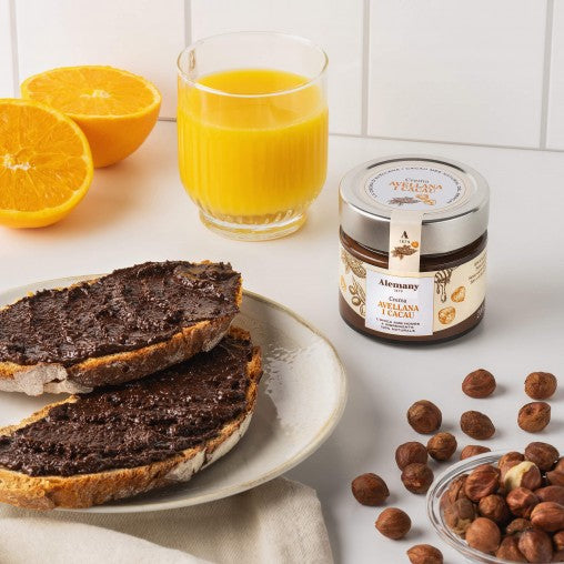 Morgenmad med Almeny hasselnødde creme med honning og kakao i glas og på brød.