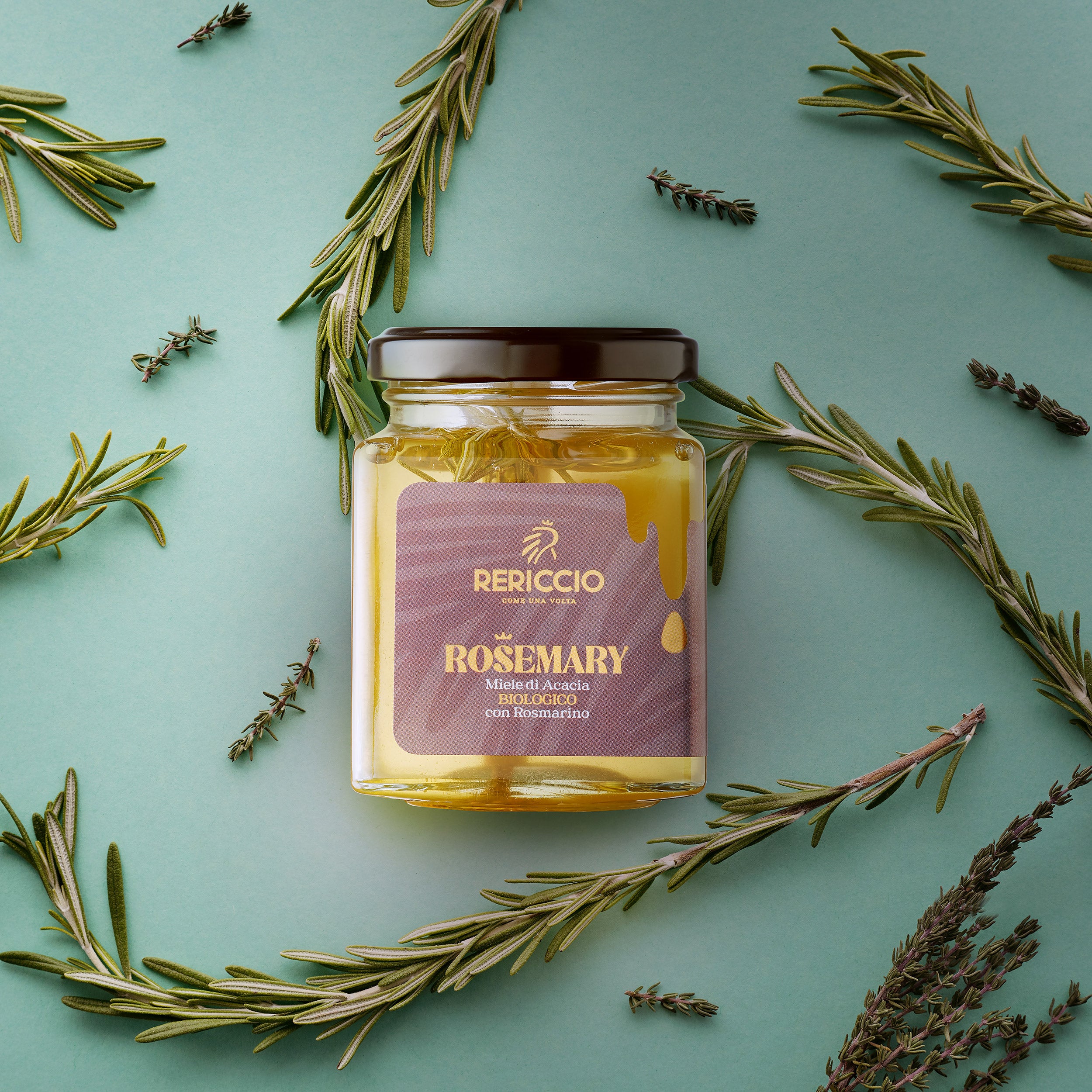 Glas med Rericcio rosemarin akaciehonning, med rosmarinkviste, Italien