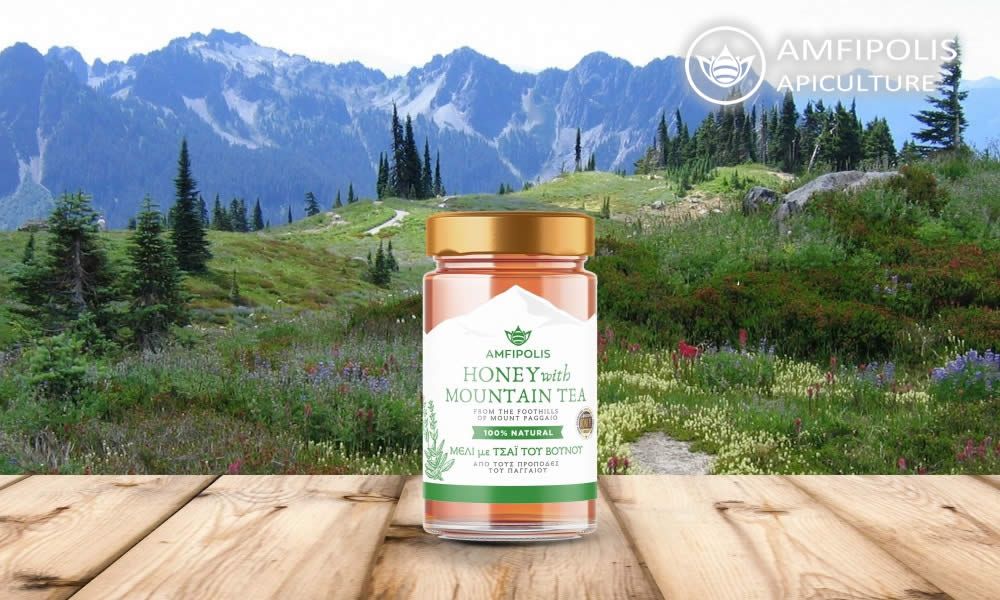 Glas med Amipolis honning med Mountain Tea, foran bjerglandskab, Grækenland