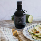 Flaske med prisvindende Alemany vineddike med kastanjehonning – sød-sur Cabernet Sauvignon fra Alemany på bord med en salat.