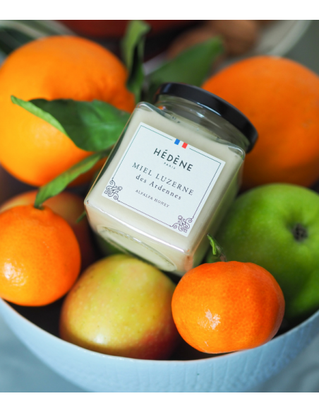 Glas med Hédéne honning, Luzerne des Ardennes,  i en frugtskål,  Frankrig