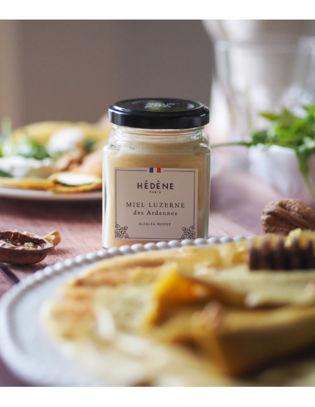 Glas med Hédéne honning, Luzerne des Ardennes,  på bord med kager, Frankrig