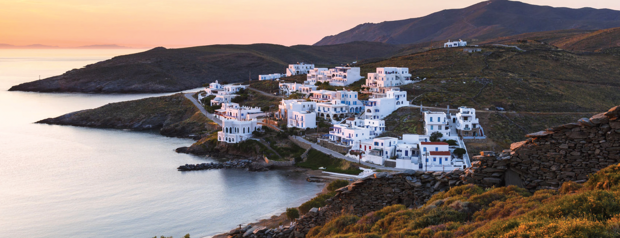 Græsk landsby med bjergområde beliggende ned til havet