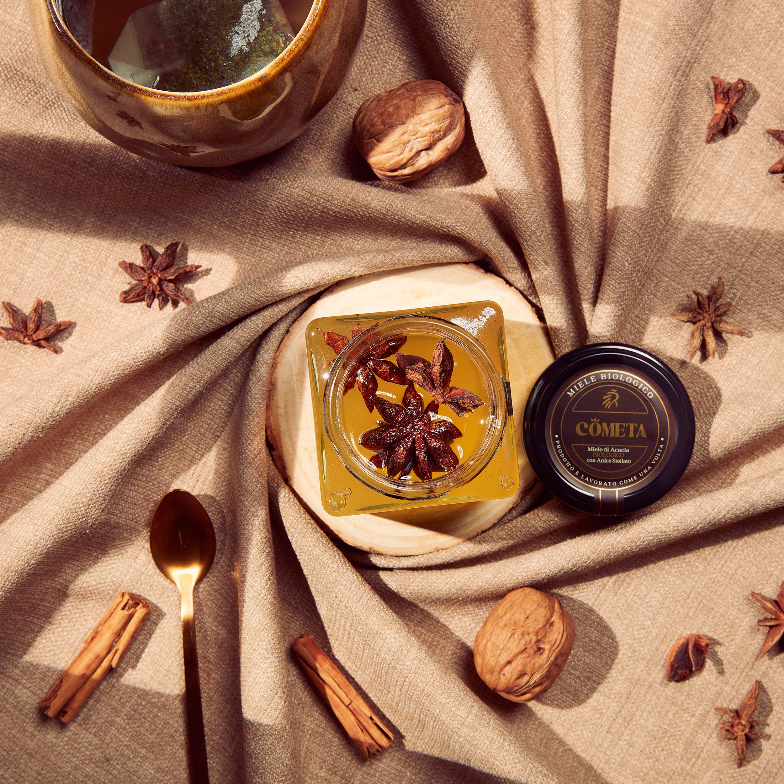 Bord opstilling med glas med Rericcio stjerneanis honning, Italien