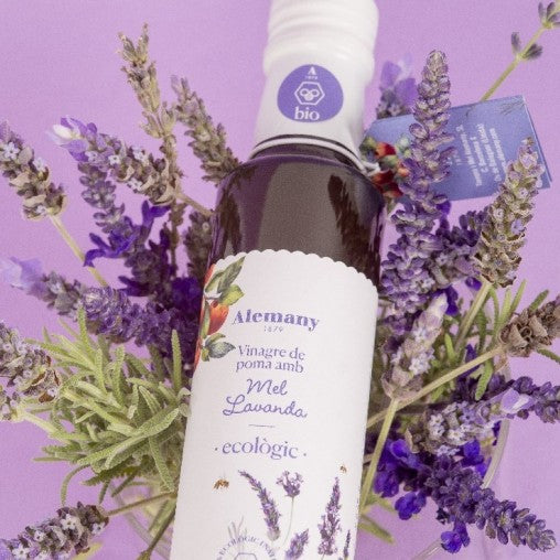 Flaske med Æblecidereddike med økologisk lavendelhonning fra Alemany, mellem lavendelkviste.